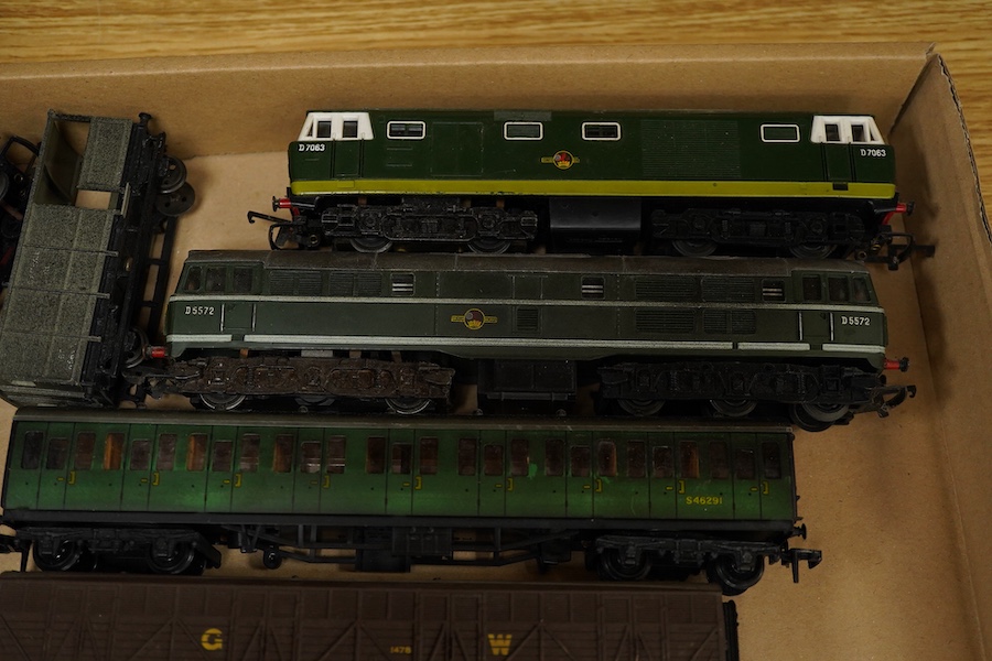 A quantity of 00 gauge model railway by Tri-ang, Mainline, Dapol, Bachmann, GMR, Hornby Dublo, etc. including; a Tri-ang American outline Davy Crockett train set (RS.37), nine steam and diesel locomotives, together with
